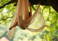 Aerial joga: jak prawidłowo wykonać pozycję nietoperza?